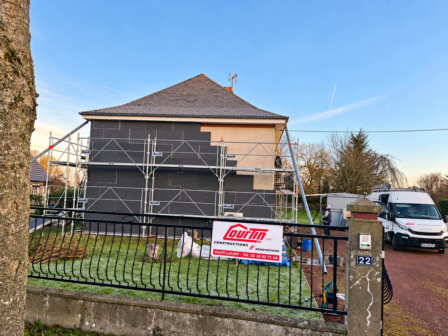 Façade isolée par l’extérieur avec des panneaux isolants sous échafaudage