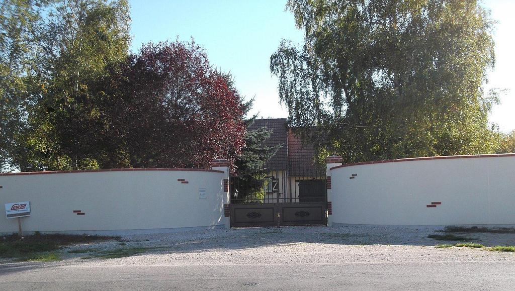 Muret blanc et brique, réalisation de l’entreprise Courtin