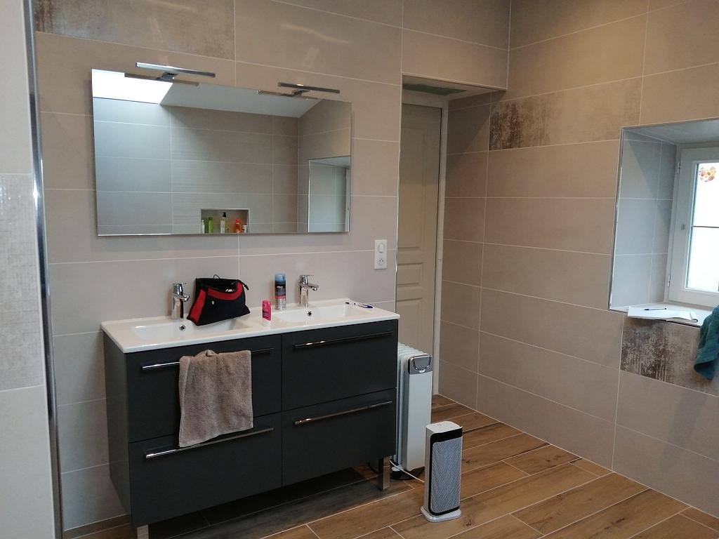 Carrelage mural d’une salle de bain, réalisation de l’entreprise Courtin